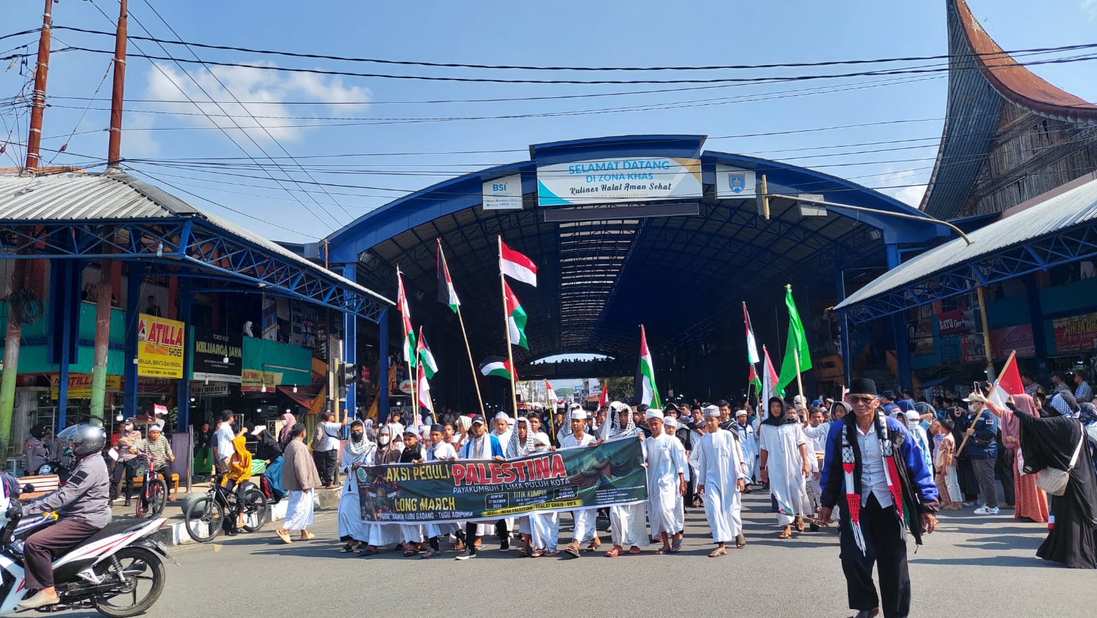Ribuan masyarakat di Kota Payakumbuh turun ke jalan menggelar aksi peduli Palestina 